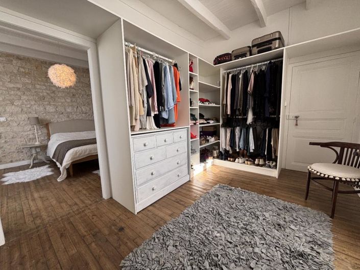 Image No.10-8 Bed Property for sale