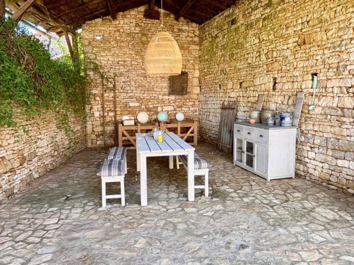 Image No.19-8 Bed Property for sale