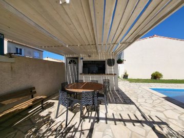 1 - Vias, Villa