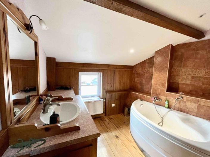 Image No.10-3 Bed Property for sale