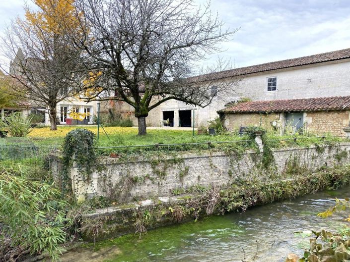 Image No.1-Propriété de 4 chambres à vendre à Blanzac-Porcheresse