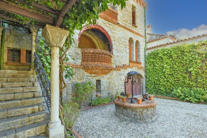 Image No.1-5 Bed Property for sale