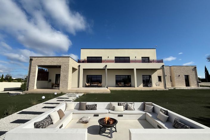 Image No.2-5 Bed Property for sale