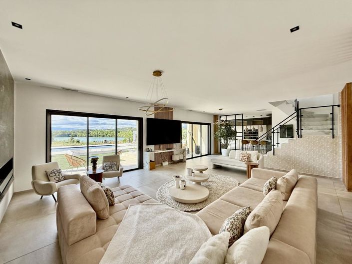 Image No.8-5 Bed Property for sale