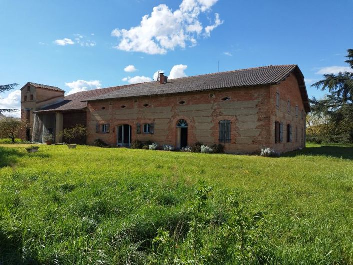 Montauban, Property
