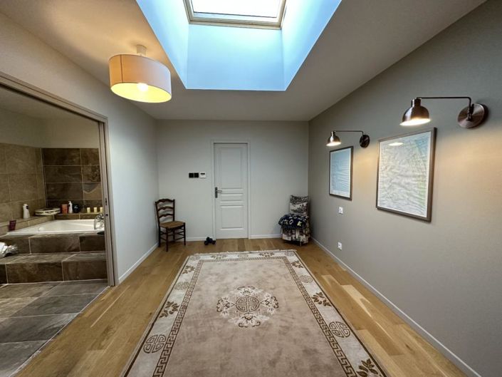 Image No.10-5 Bed Property for sale