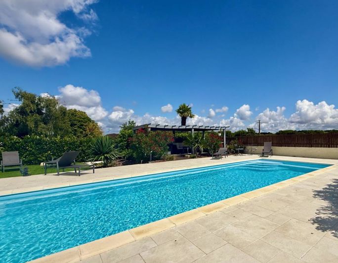 Image No.2-9 Bed Property for sale