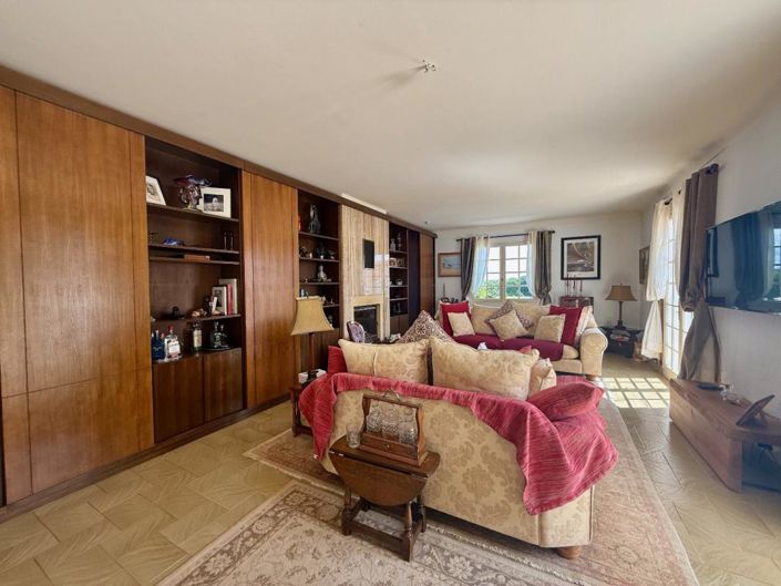 Image No.4-9 Bed Property for sale