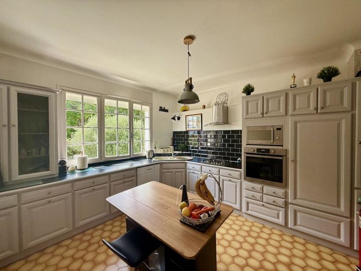 Image No.5-9 Bed Property for sale