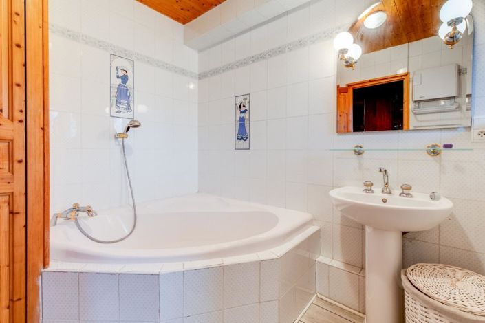 Image No.13-8 Bed House for sale