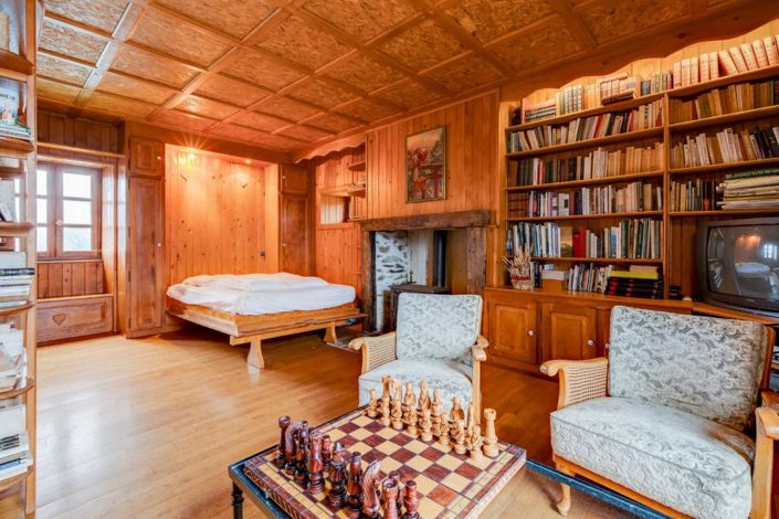 Image No.8-8 Bed House for sale