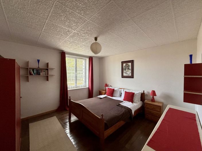 Image No.10-3 Bed Property for sale