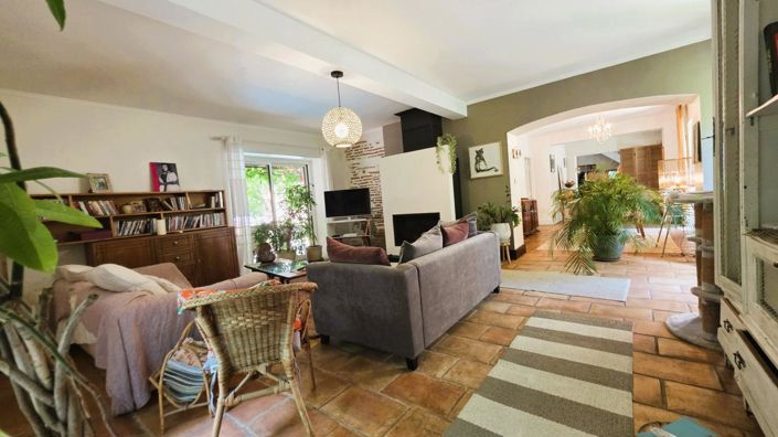 Image No.15-6 Bed Property for sale