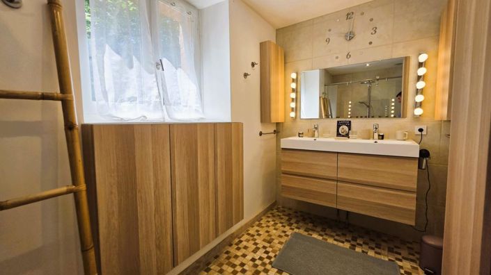 Image No.18-6 Bed Property for sale