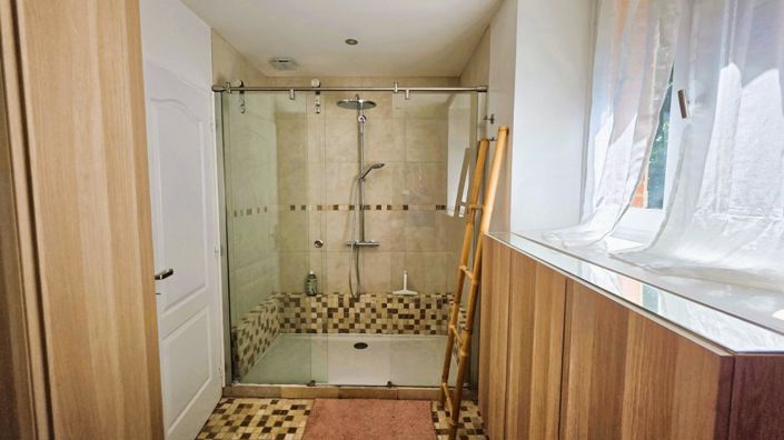 Image No.20-6 Bed Property for sale