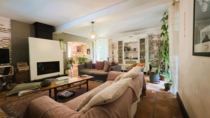 Image No.8-6 Bed Property for sale