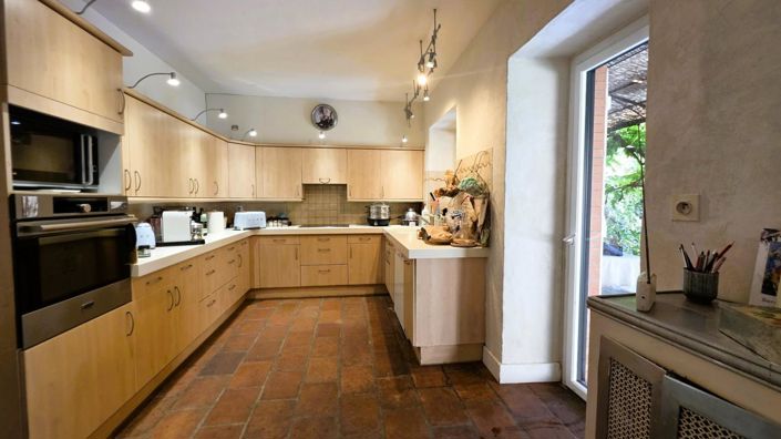 Image No.9-6 Bed Property for sale