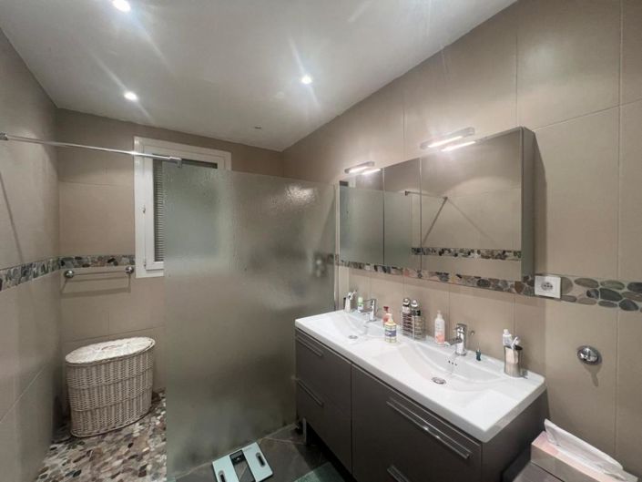 Image No.8-5 Bed Property for sale