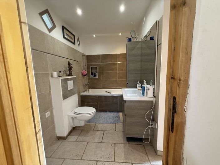 Image No.16-6 Bed House for sale