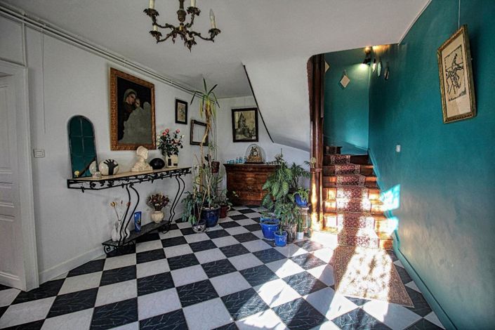 Image No.3-8 Bed Property for sale