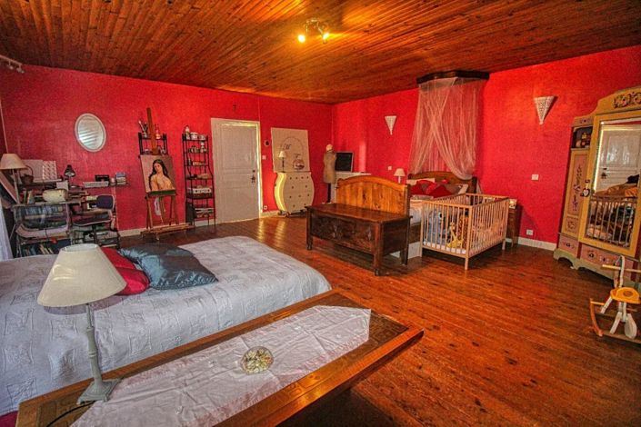 Image No.8-8 Bed Property for sale