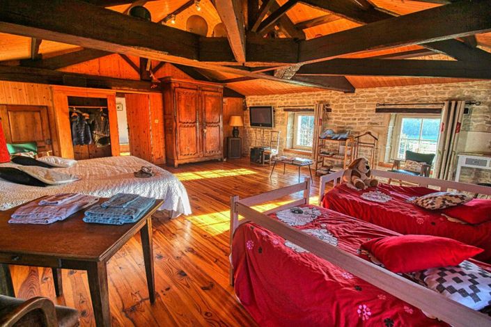 Image No.9-8 Bed Property for sale