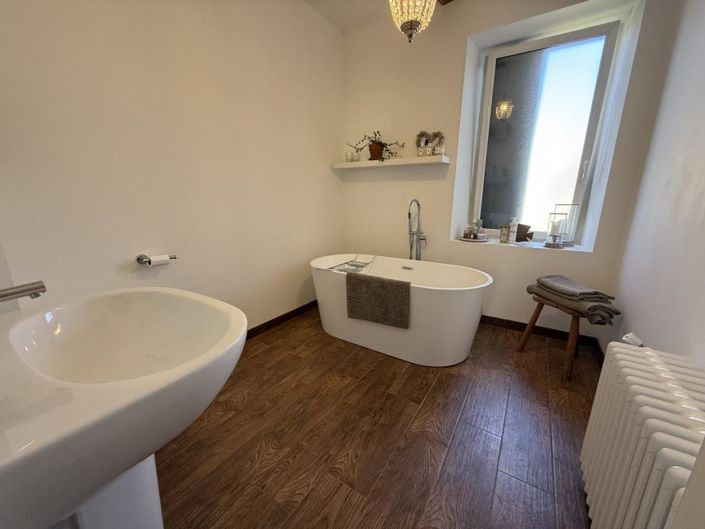 Image No.10-5 Bed Property for sale