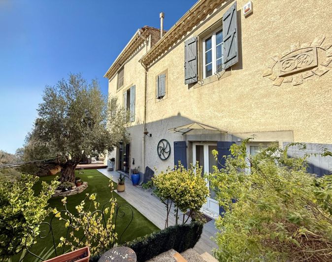 Image No.1-6 Bed Property for sale