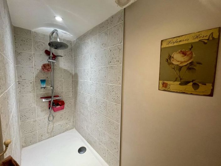 Image No.19-15 Bed Property for sale