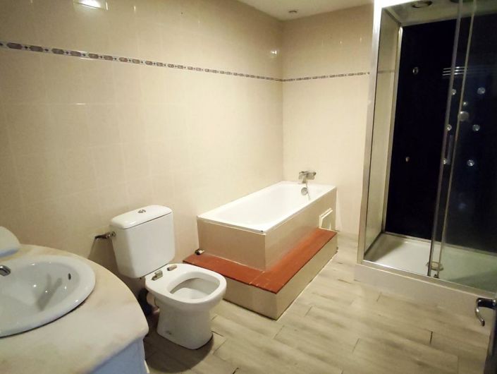 Image No.12-4 Bed Property for sale