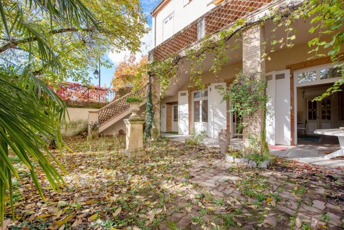 Image No.1-6 Bed Property for sale