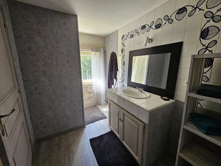 Image No.17-5 Bed Property for sale