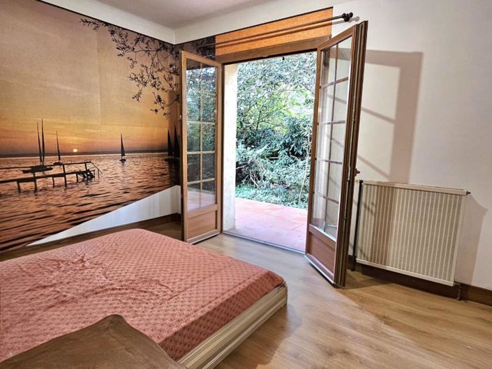 Image No.12-5 Bed Property for sale