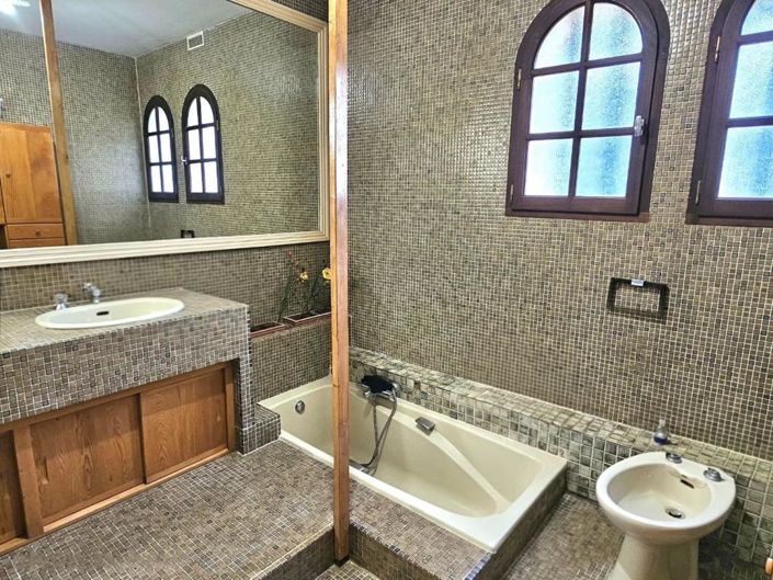 Image No.15-5 Bed Property for sale