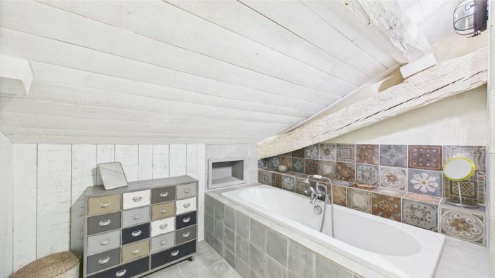 Image No.9-5 Bed House for sale