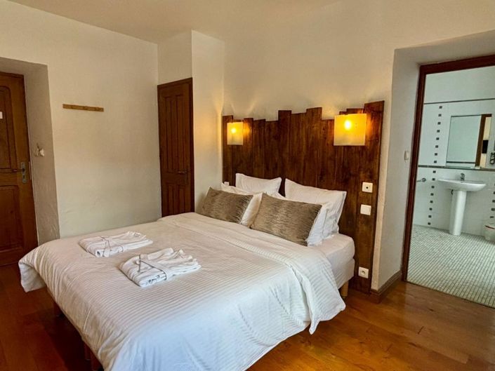 Image No.10-7 Bed Property for sale