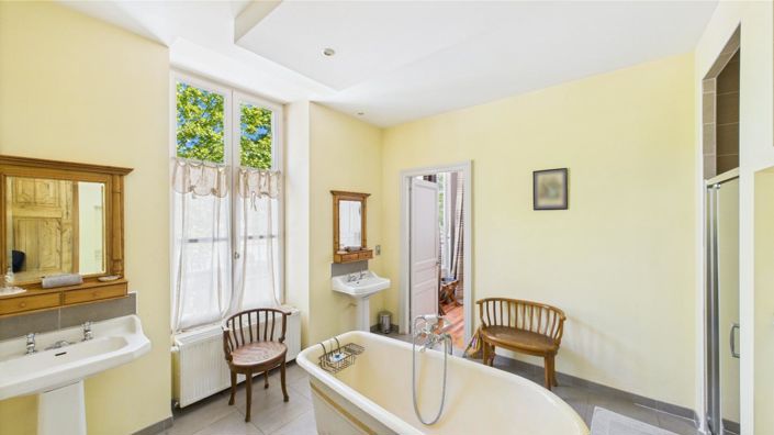 Image No.10-5 Bed Property for sale