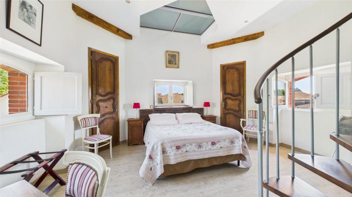 Image No.12-5 Bed Property for sale