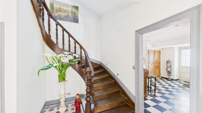 Image No.8-5 Bed Property for sale