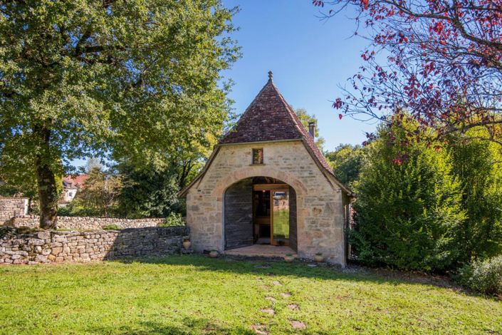Th&#233;mines, Property