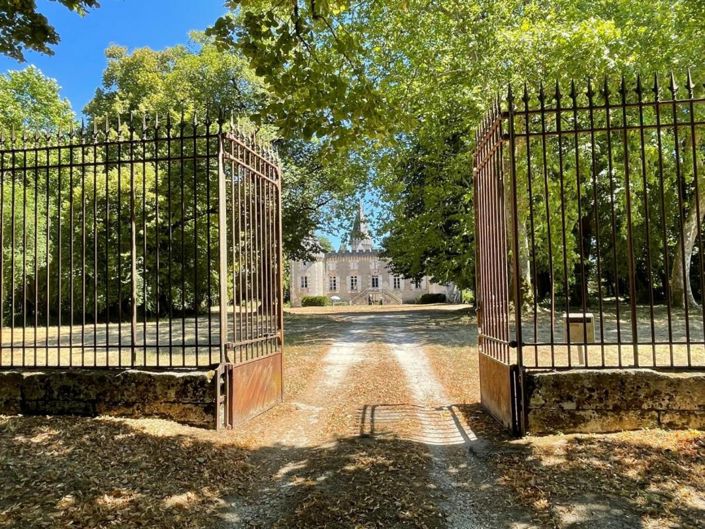 Image No.4-13 Bed Chateaux for sale