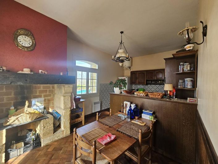 Image No.10-6 Bed Property for sale