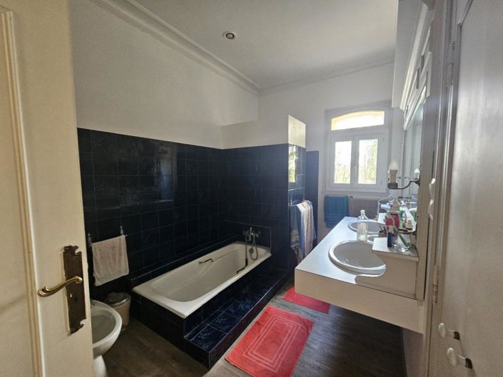 Image No.17-6 Bed Property for sale