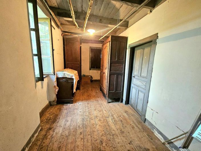 Image No.10-6 Bed Property for sale