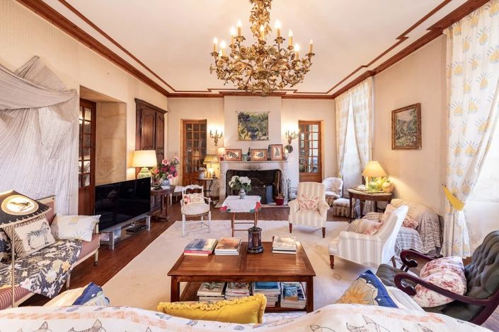 Image No.9-7 Bed Chateaux for sale