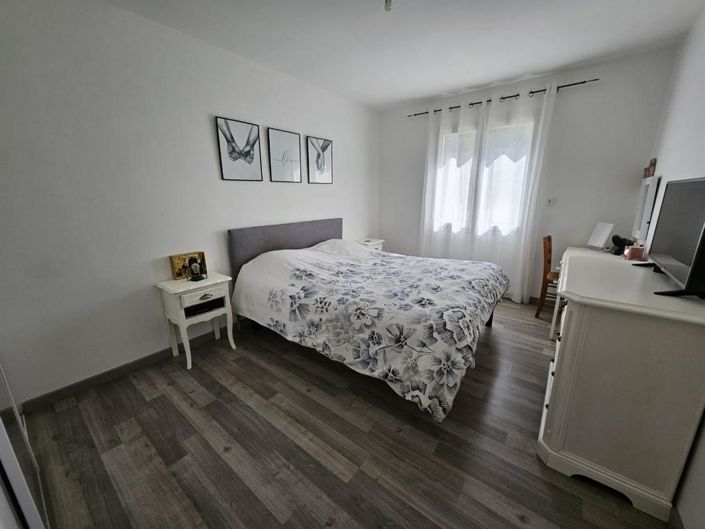 Image No.6-5 Bed House for sale