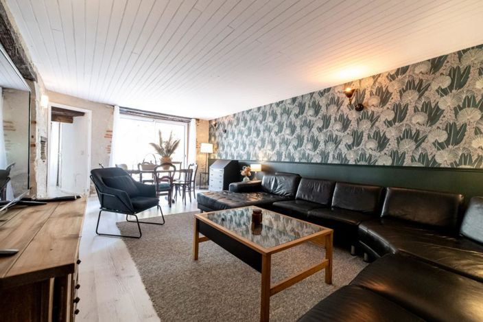 Image No.12-8 Bed Property for sale