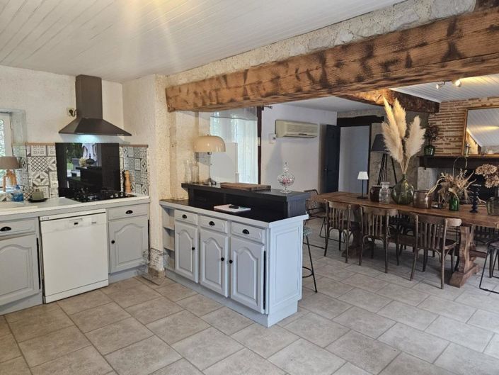 Image No.15-8 Bed Property for sale