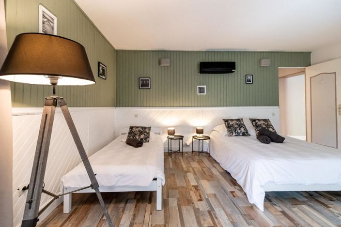 Image No.18-8 Bed Property for sale