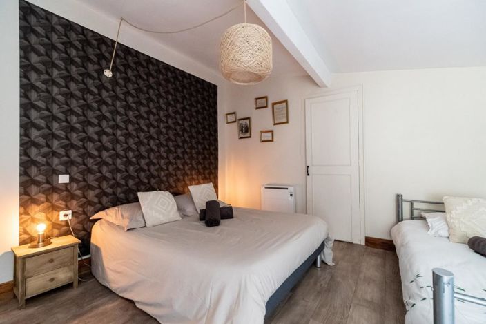 Image No.19-8 Bed Property for sale